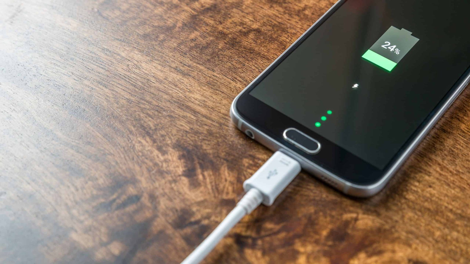 Celular reconhece o carregador, mas não carrega: como resolver