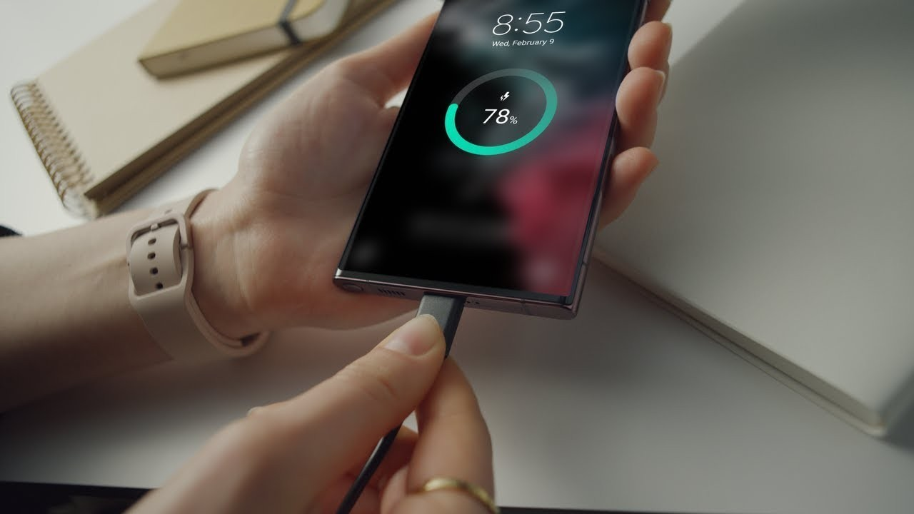 Por que o celular demora para carregar mesmo desligado?