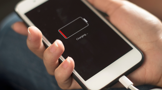 Celular carrega apenas quando o cabo fica em determinada posição: o que fazer?