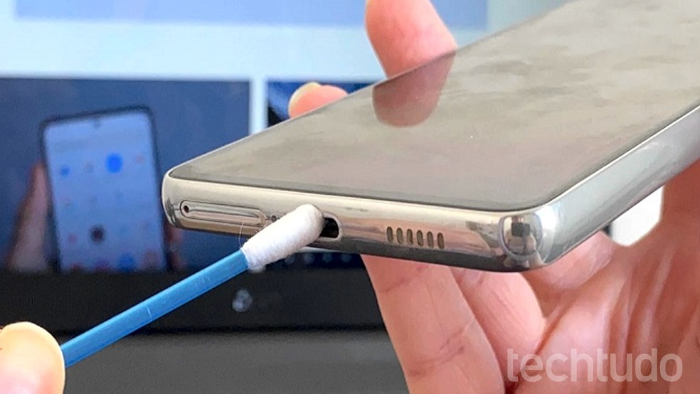 Como limpar a entrada USB-C do celular sem danificar o conector