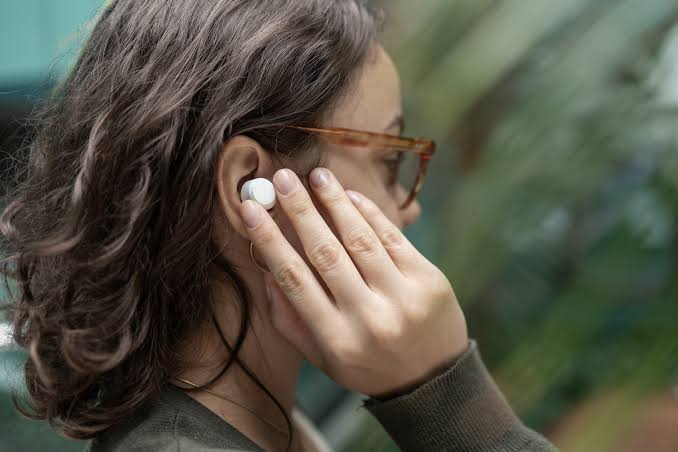 Um lado do fone Bluetooth parou de funcionar? 7 verificações para fazer