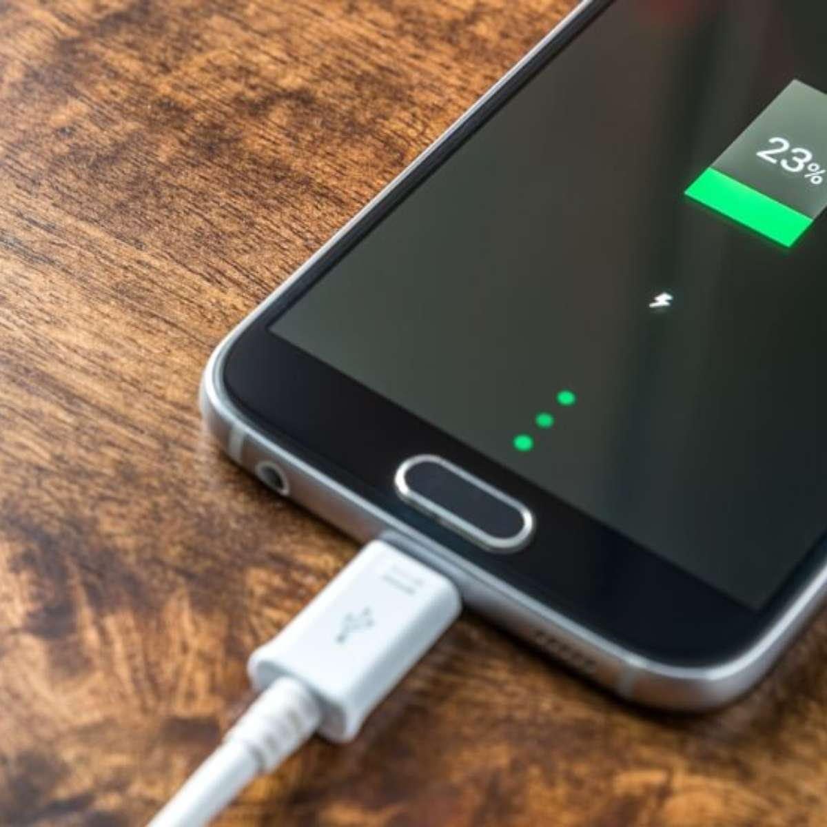 Por que o celular carrega muito devagar mesmo com carregador rápido?